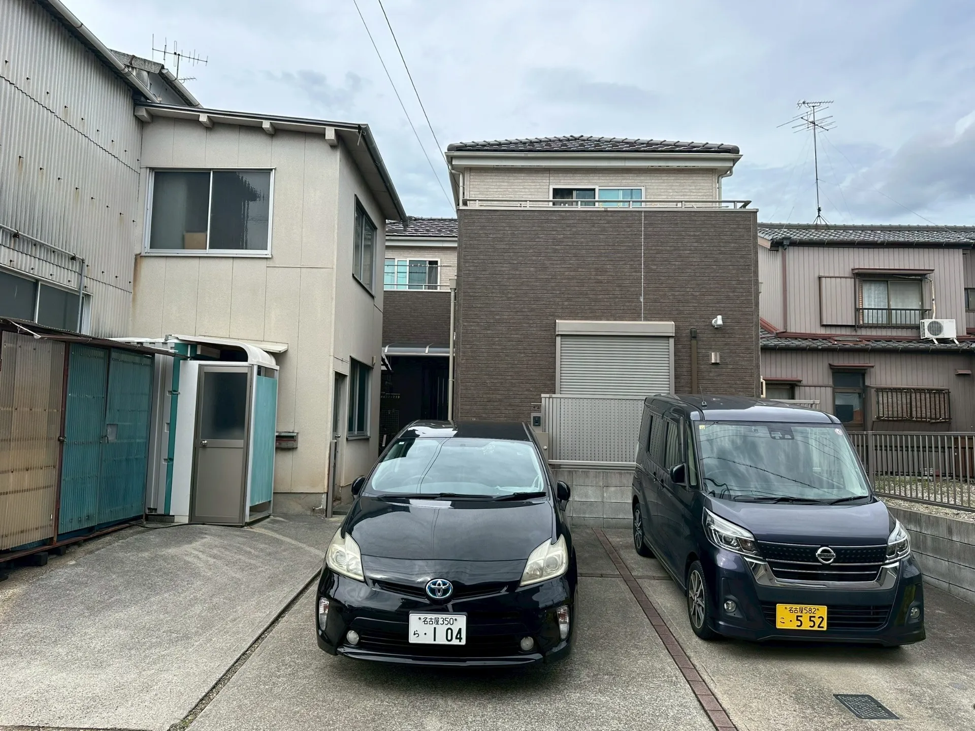 「一軒の塗り替えから、広がる信頼の輪。アイダ設計の機能美と、お隣の工場を守る『男前』なハンガードア塗装。」