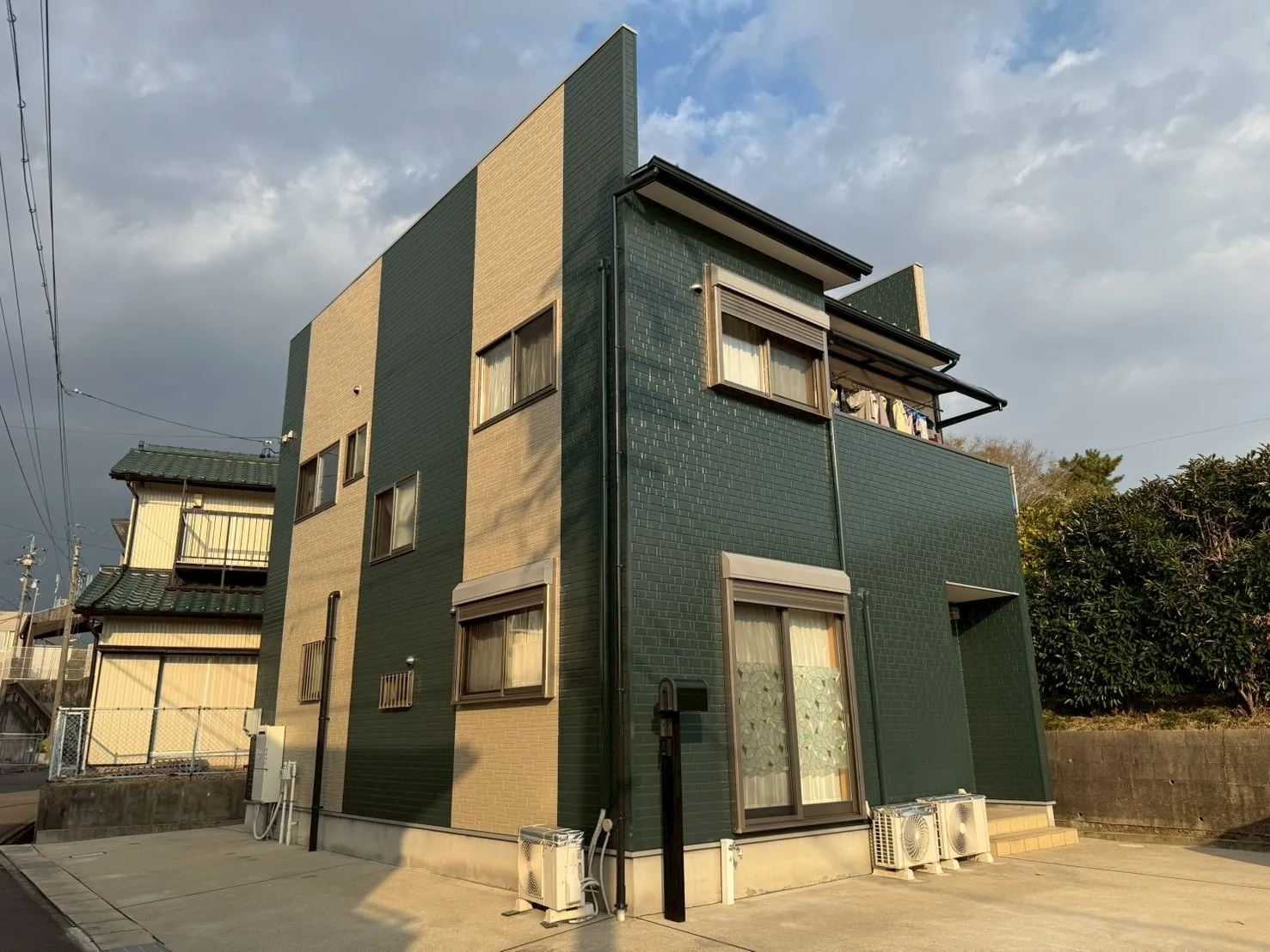 建売住宅のおしゃれなツートン外壁塗装！錆びやすいトタン屋根（瓦棒）からFRPベランダ防水まで徹底ガードする高耐久リフォームプラン