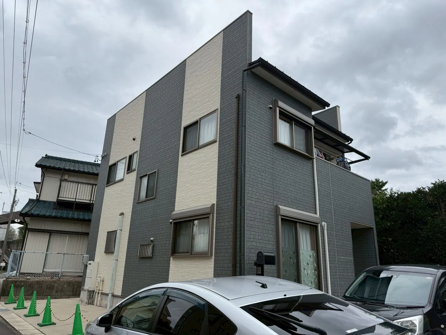 建売住宅のおしゃれなツートン外壁塗装！錆びやすいトタン屋根（瓦棒）からFRPベランダ防水まで徹底ガードする高耐久リフォームプラン